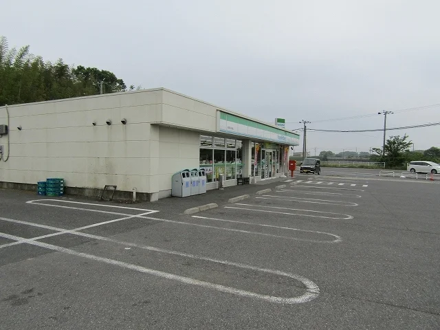 ファミリーマート新小轡店まで260m
