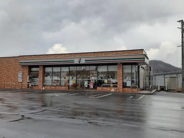 セブン-イレブン 村上肴町店まで550m