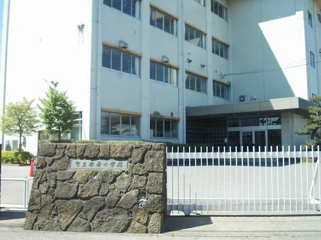 岩舟小学校まで800m