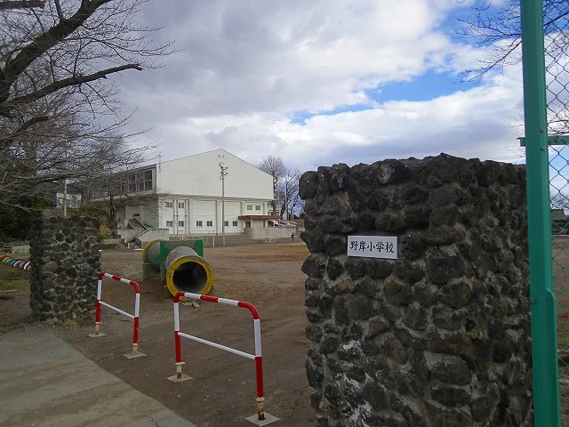 野岸小学校まで1100m
