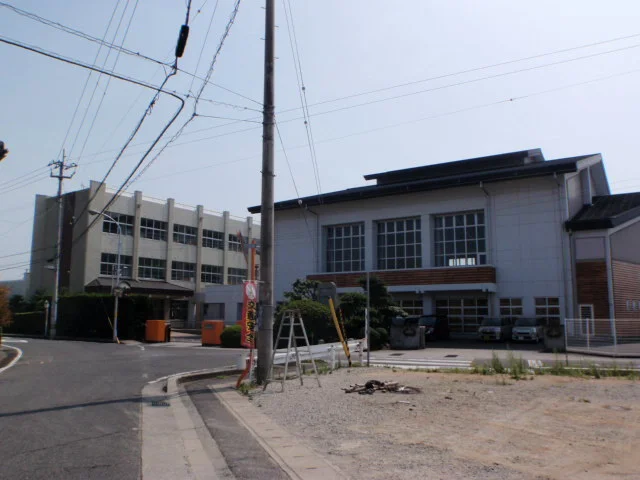 丸亀市立飯野小学校まで600m