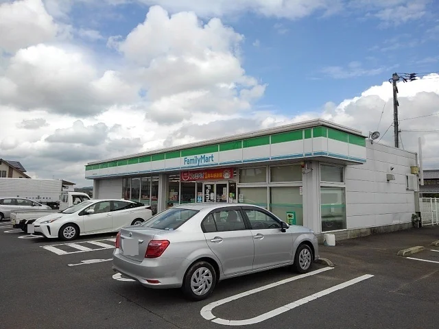 ファミリーマート観音寺中田井店まで900m