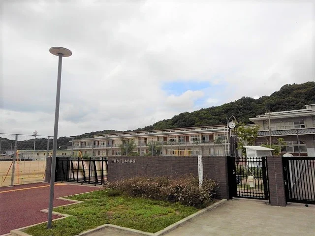 三豊市立山本小学校まで1000m