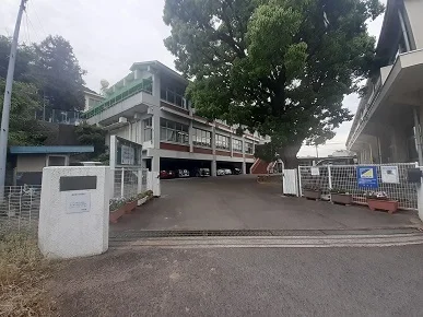 坂出市立金山小学校まで2000m