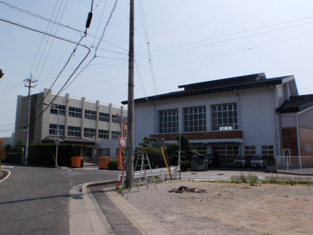 丸亀市立飯野小学校まで1300m