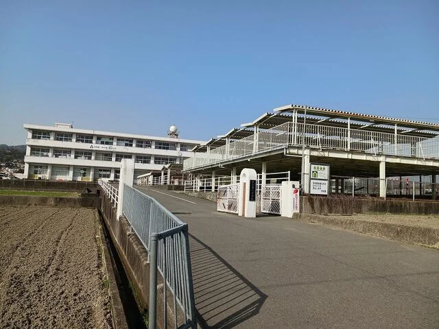 岩出市立岩出第二中学校様まで180m