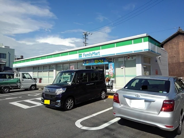 ファミリーマート坂出文京町店まで1800m