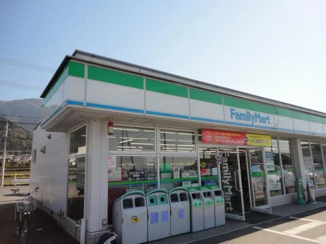 ファミリーマート寒川西店様まで80m