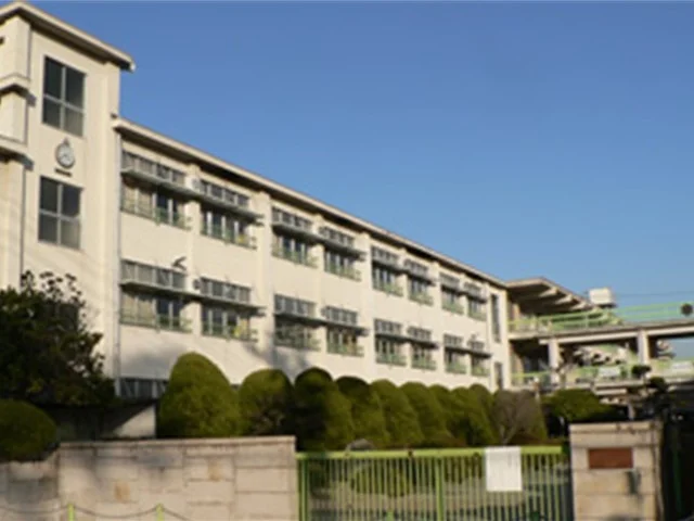 万寿小学校まで1800m