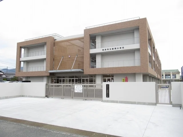 勝間小学校まで650m