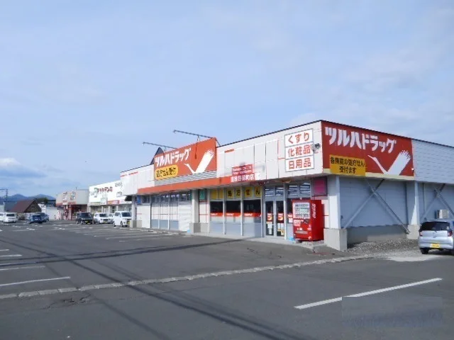 ツルハドラッグ富良野緑町店まで1400m