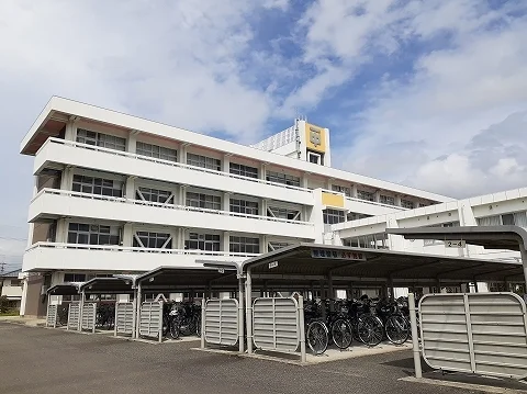鴨島第一中学校まで1400m