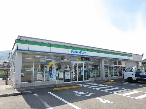 ファミリーマートさんまで1100m