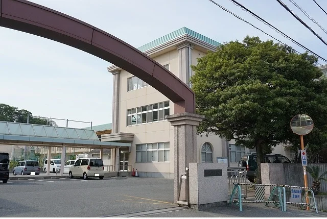 津田小学校まで1500m