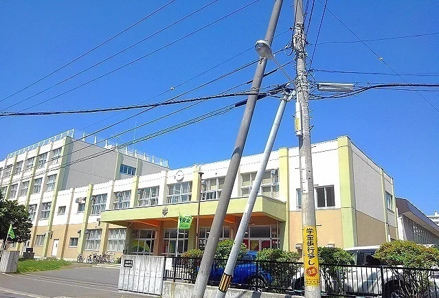 日新小学校まで470m