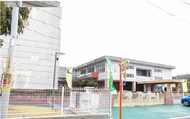 麦島小学校まで1750m