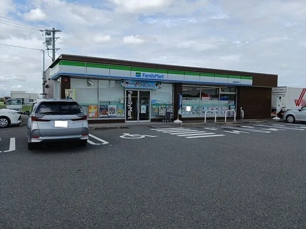 ファミリーマートまで770m