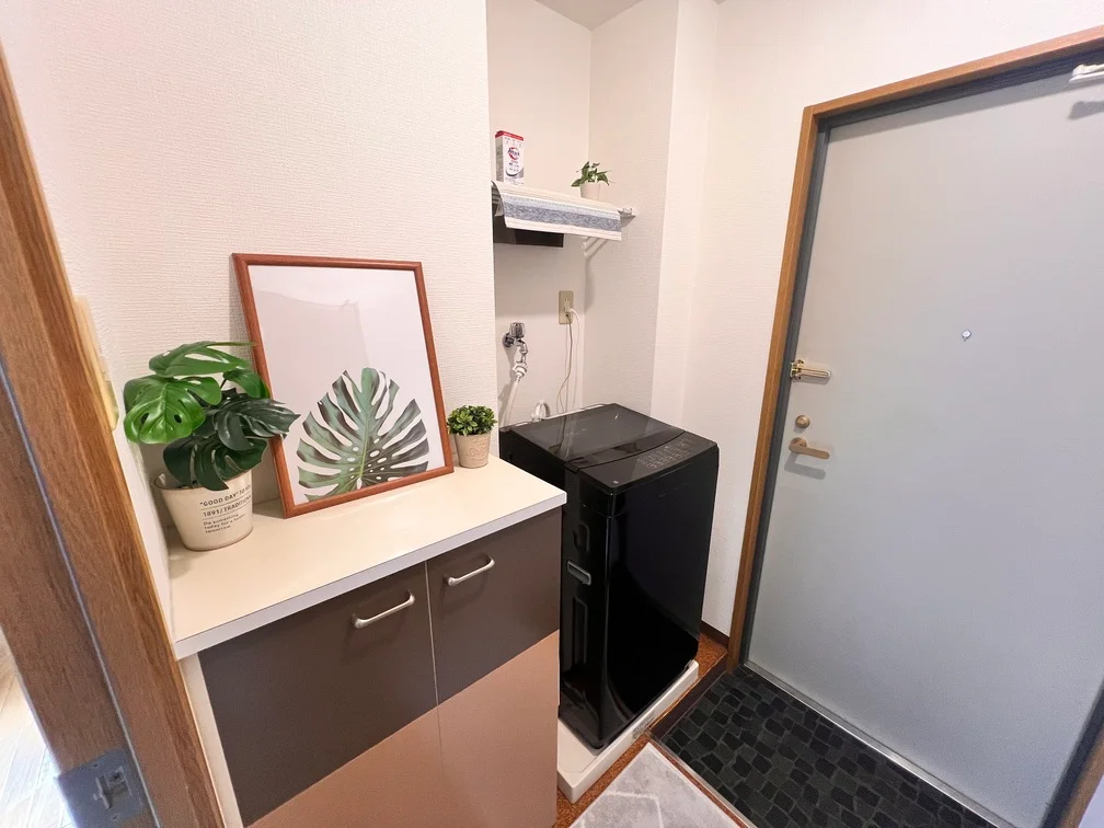 室内に洗濯機がございます。