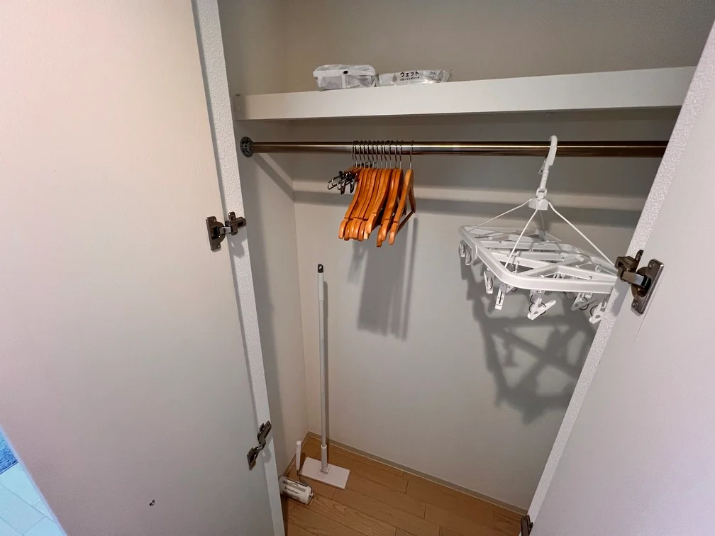 ハンガー、掃除用具も揃えております。
