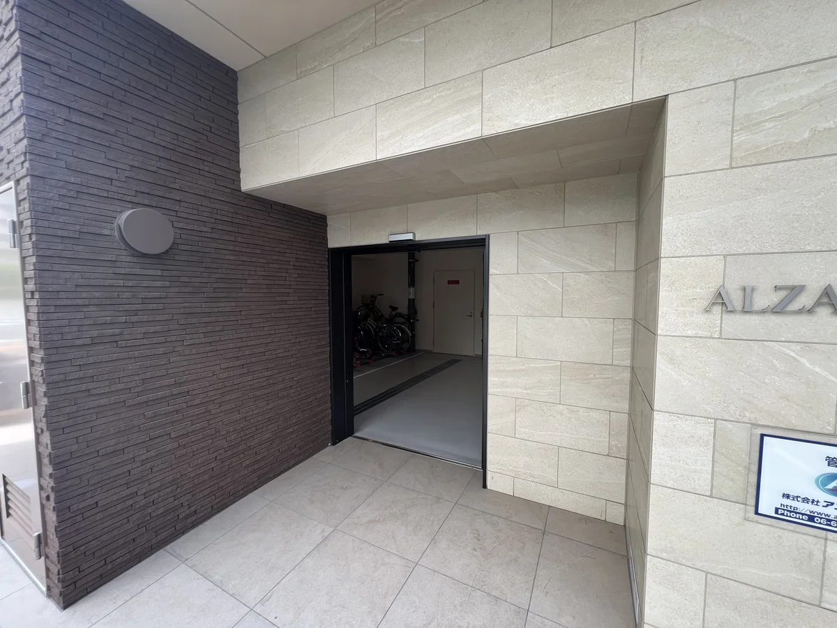 駐輪場も自動ドア完備で安心ですね。