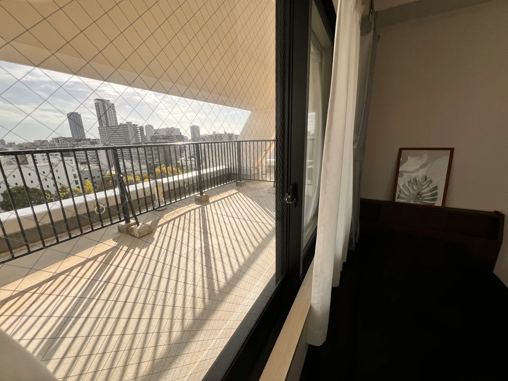 8帖ほどもあるルーフバルコニー