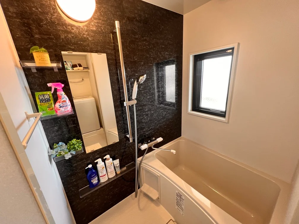 浴室乾燥機付き。窓も付いてていう事なしです。