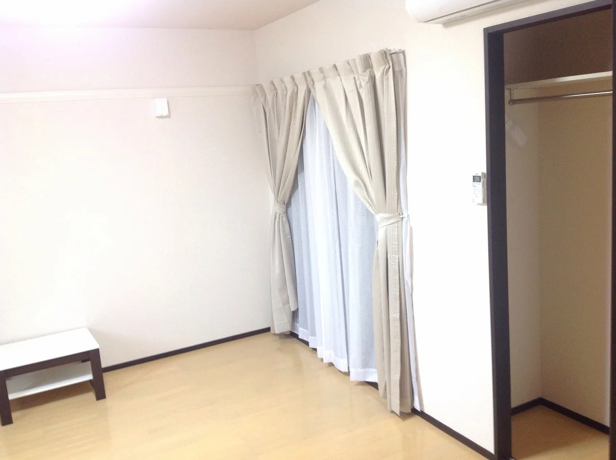 窓には防犯シャッターもあり長期外出の際も安心です。