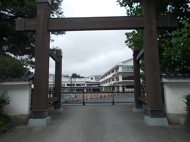 三の丸小学校まで1400m