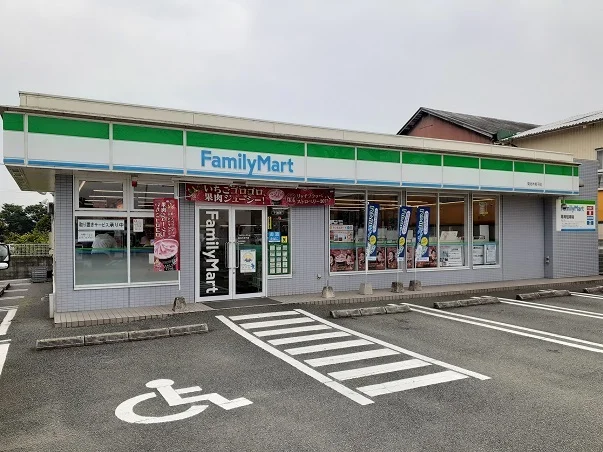 ファミリーマートまで1300m