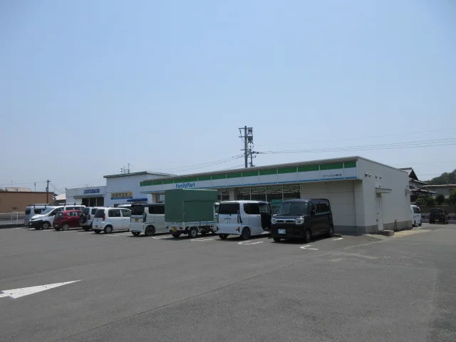 ファミリーマートまで440m