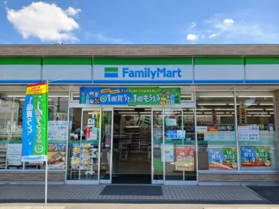 ファミリーマートまで180m