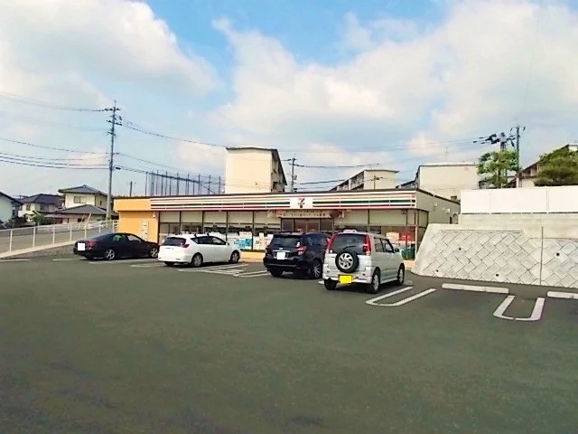 セブンイレブン　高平店まで390m