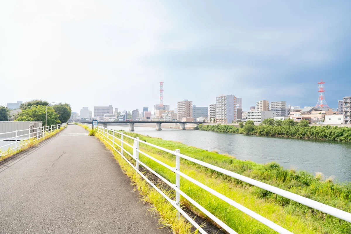 マンション前河川敷