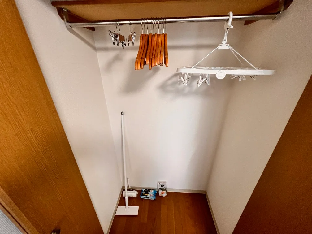 掃除用具やハンガーはここにあります。