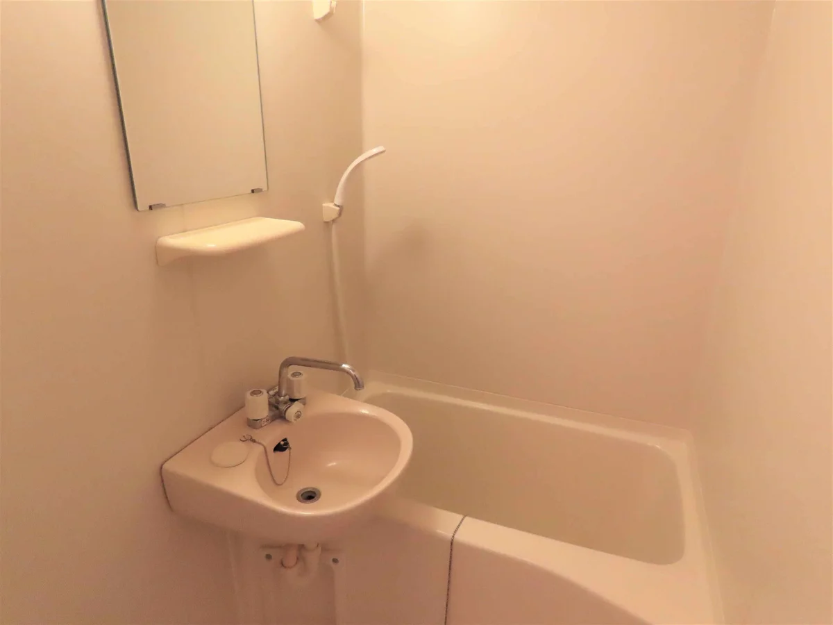 洗面台とユニット式のお風呂です