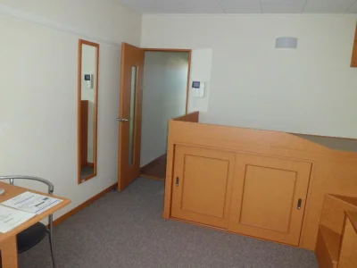 ベッド・姿見・モニターホン・・・色々な設備が付いています。