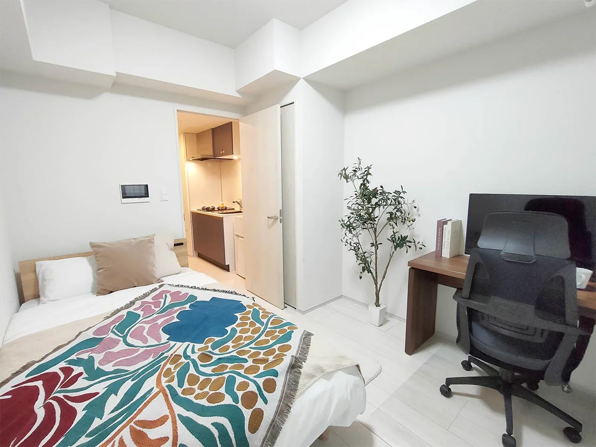 写真はお部屋のイメージです。ラグなどの室内装飾はございません。