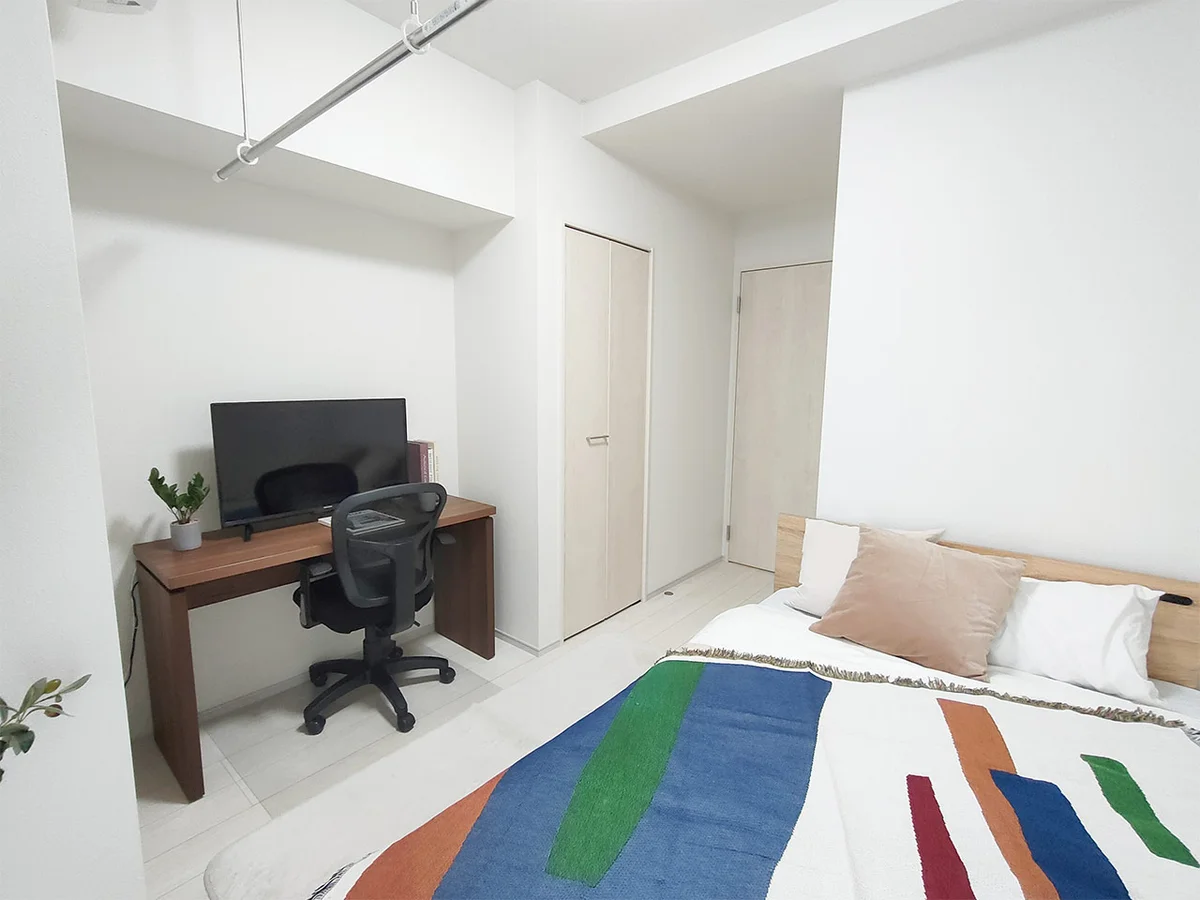 写真はお部屋のイメージです。ラグなどの室内装飾はございません。