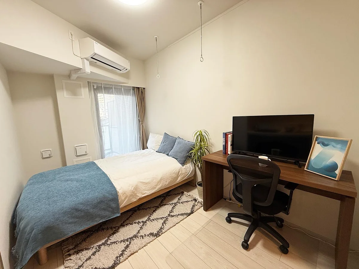 写真はお部屋のイメージです。ラグなどの室内装飾はございません。