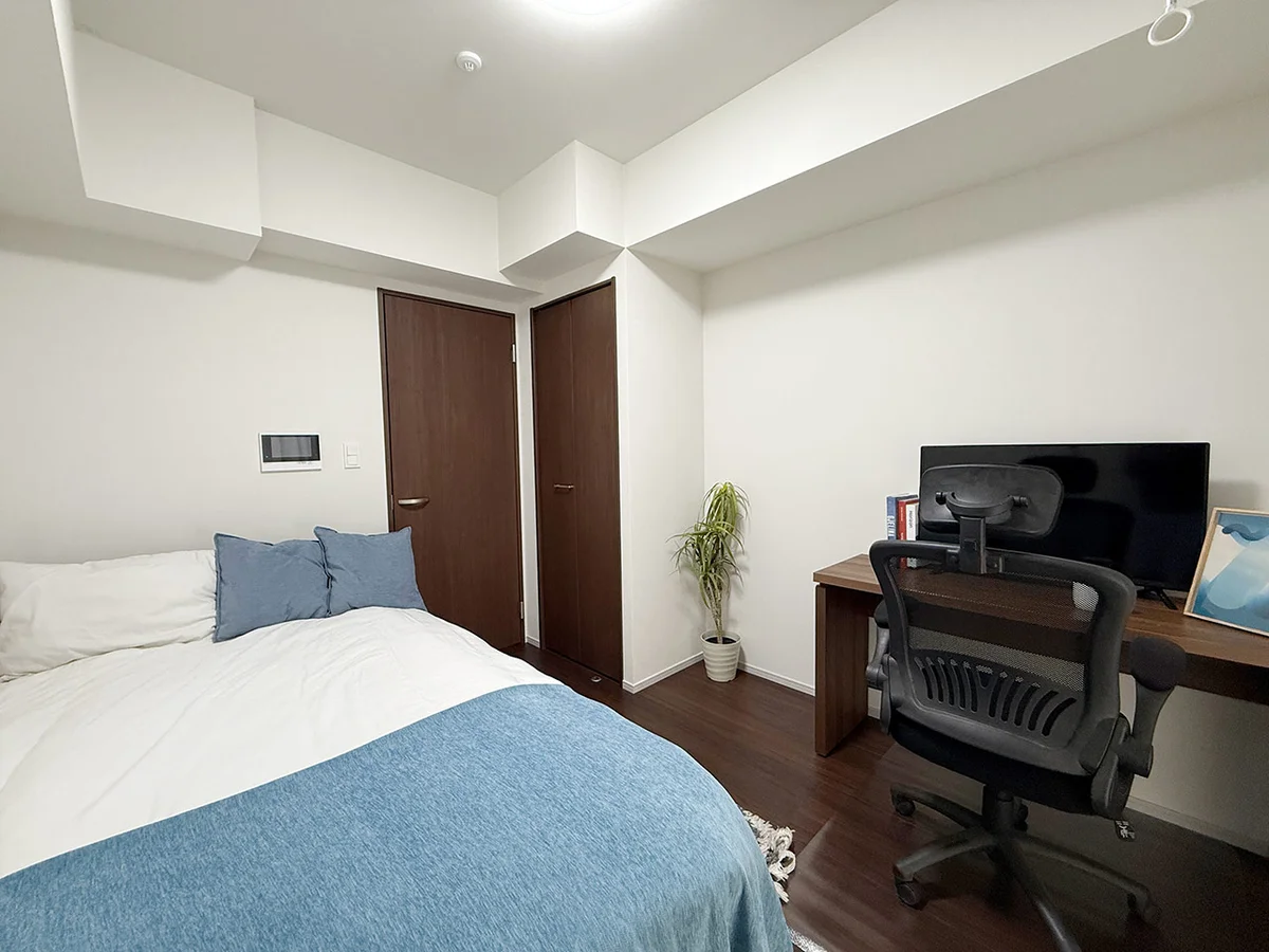 写真はお部屋のイメージです。ラグなどの室内装飾はございません。