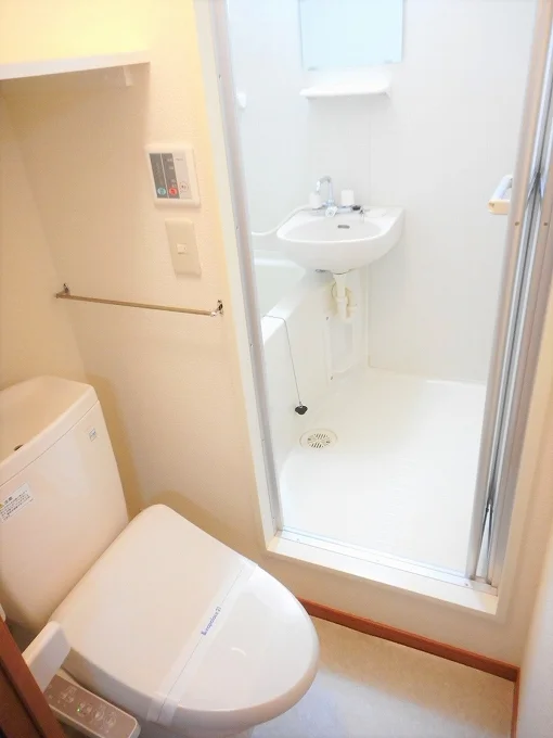 トイレ内にお風呂の入口扉があります