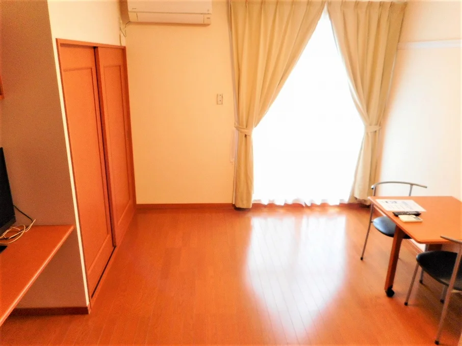 カーテンやテーブル、テレビも備え付けです