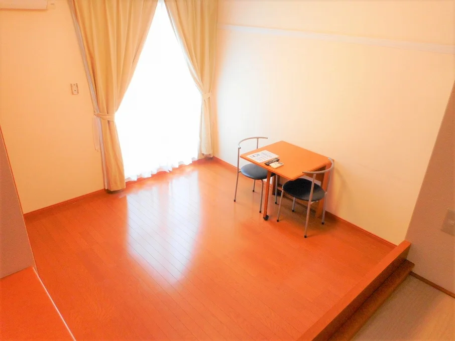 テーブルは折り畳み式です