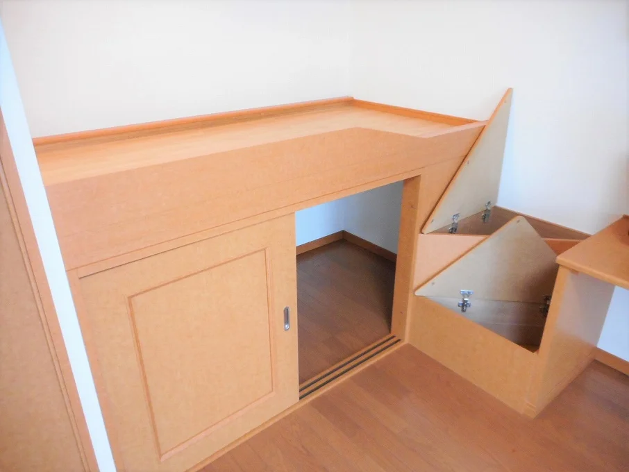 ベッド下、階段下は大容量収納！