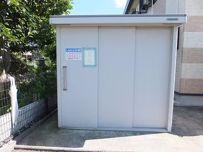 敷地内にゴミ庫が設置されておりゴミ捨てに便利です