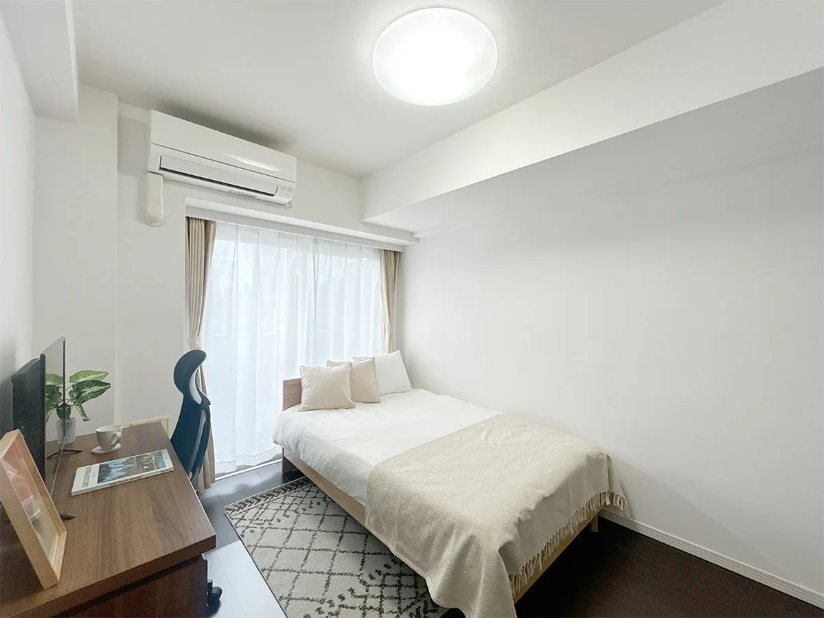 写真はお部屋のイメージです。ラグなどの室内装飾はございません。