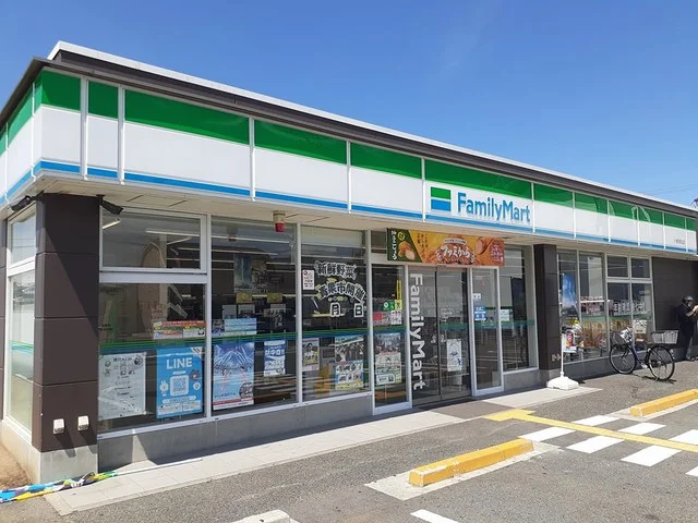 ファミリーマート様まで687m