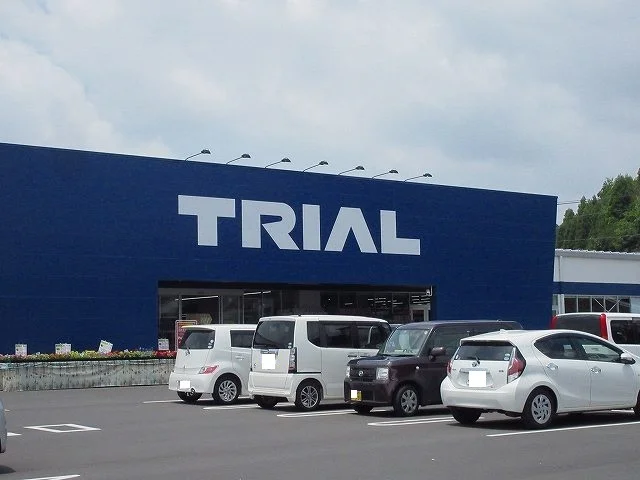 トライアル大町店まで870m