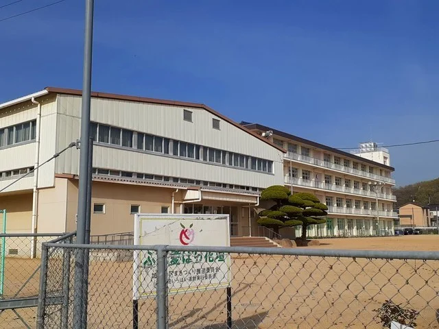 加茂小学校まで80m