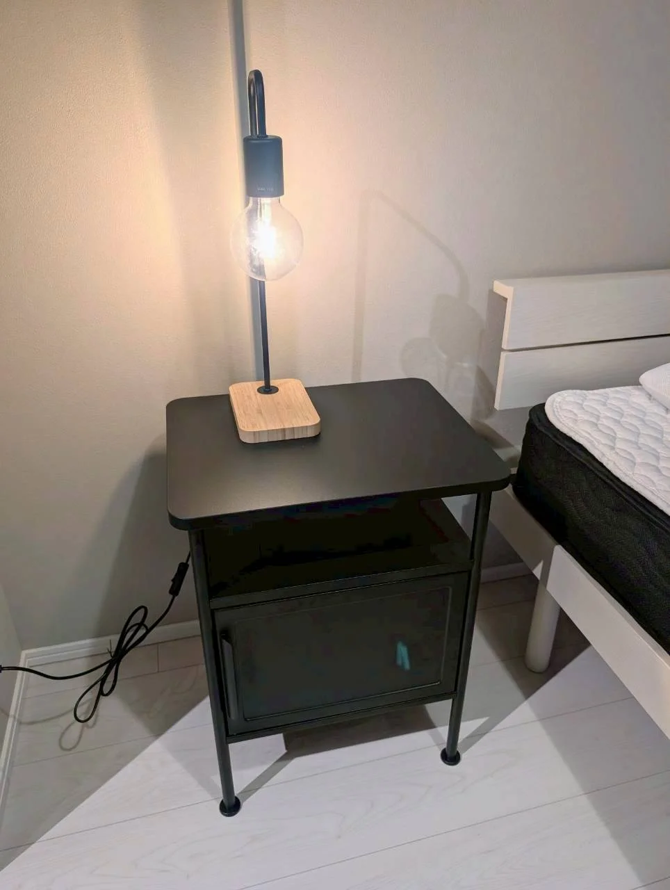 ベッドサイドテーブル